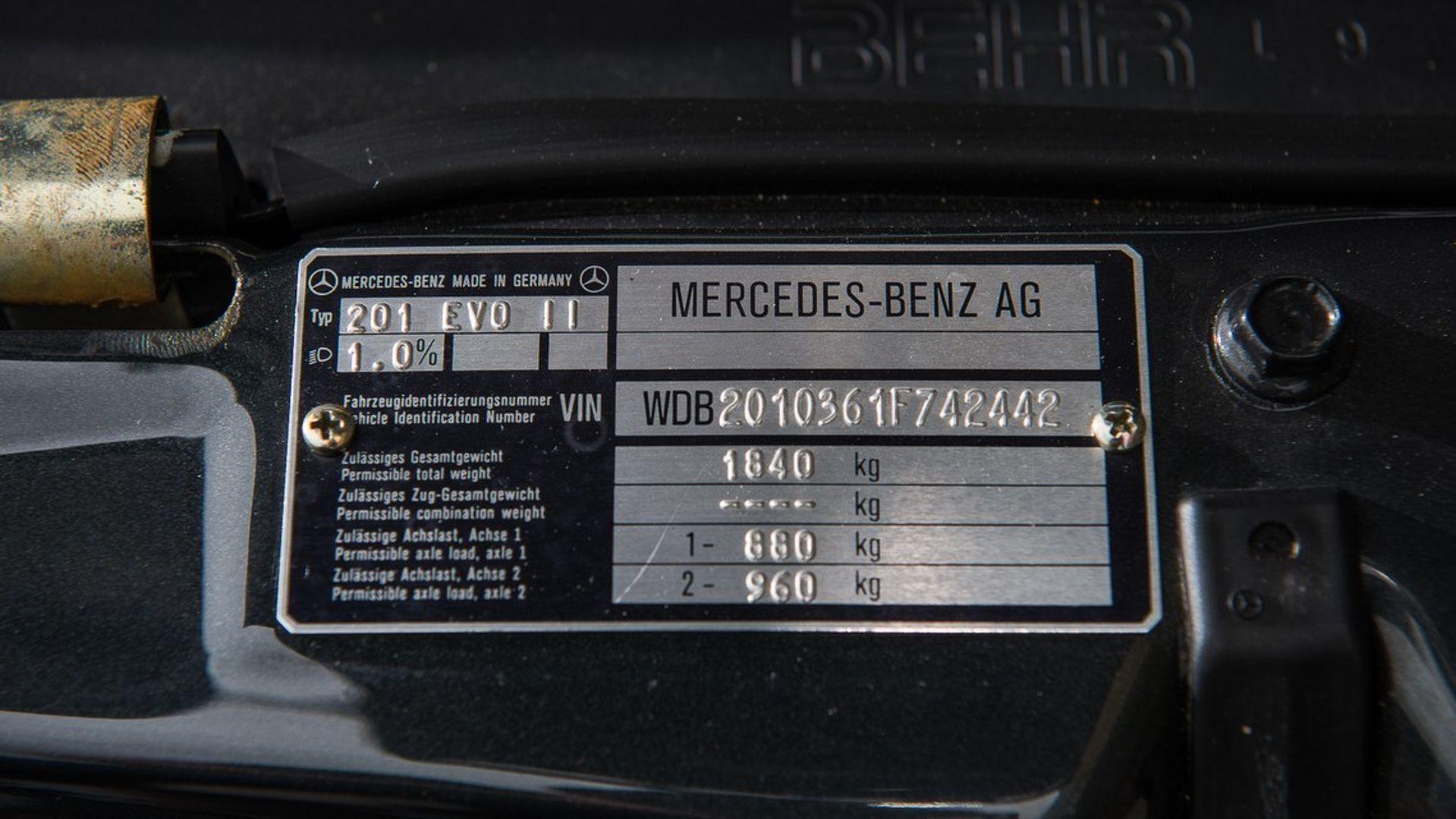 Коды mercedes benz. Вин код Мерседес 190. Вин номер Мерседес Бенц 190. Вин номер на Мерседес 190 кузов. Mercedes-Benz 560 VIN табличка.