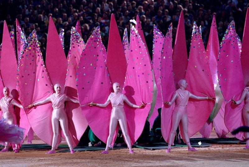 Сидней, 2000 год. Церемония открытия Олимпийских игр на стадионе «Австралия» в Сиднее, 15 сентября 2000 года. Танцоры в костюмах розовых лепестков формируют цветок, который произрастает в Австралии.