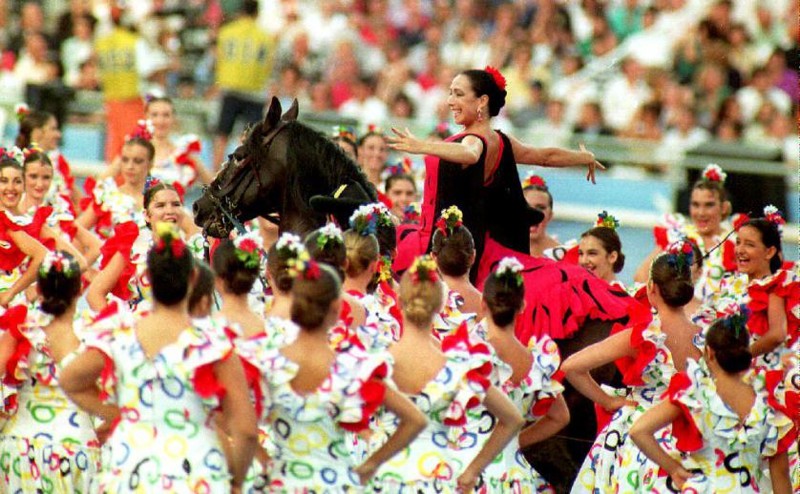 Барселона, 1992 год. Танцовщица фламенко Кристина Ойос (Cristina Hoyos) выступает верхом на лошади на церемонии открытия XXV летних Олимпийских игр в Барселоне, Испания, 25 июля 1992 года.