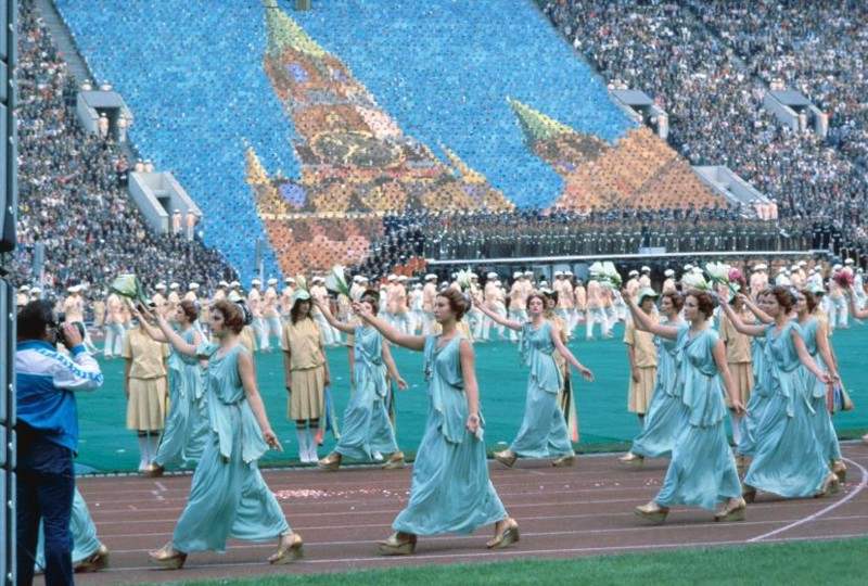 Москва, 1980 год. Танцовщицы в греческих национальных костюмах.