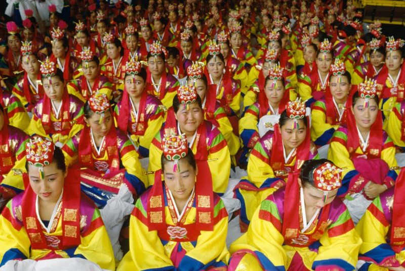 Сеул, 1988 год. Танцовщицы в национальных костюмах ждут своего выхода.