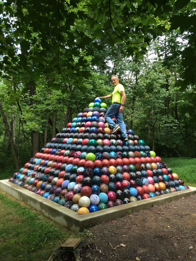 Когда становится совсем скучно, можно сделать огромную пирамиду из шаров для боулинга