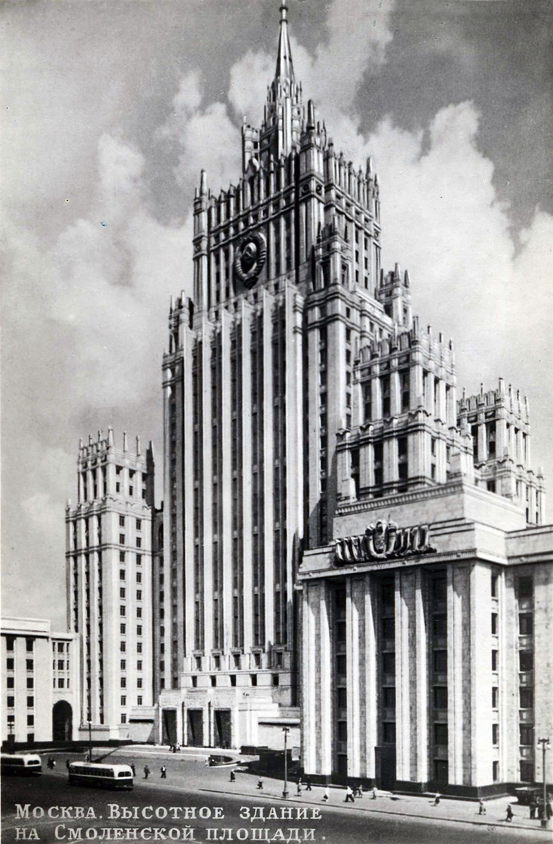 Москва. Высотное здание на Смоленской площади. 1953.