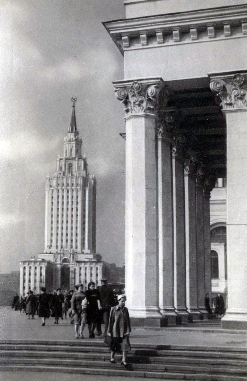 Москва.Высотное здание на Комсомольской площади. 1953.
