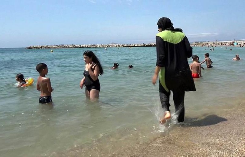 На корсиканском пляже поспорили о религии	