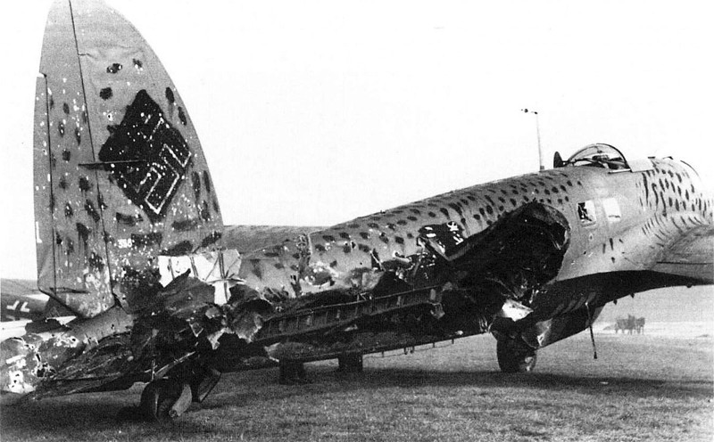 11. Повреждения хвостовой части немецкого ночного бомбардировщика Не-111Н от попадания зенитного снаряда