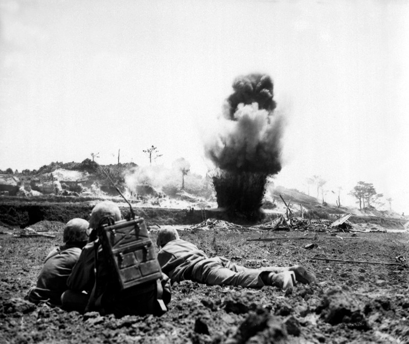 21. Американские морские пехотинцы преодолевают японскую оборону в битве за Окинаву. На воздух взлетел ДОТ