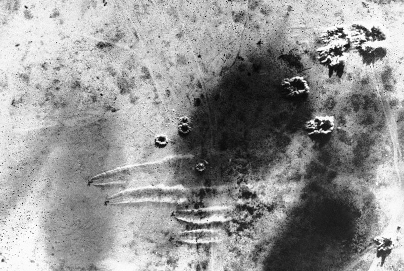 125. Четыре немецких самолёта пытаются выйти из-под бомбового удара по авиабазе Мартуба. 6 июля 1942 года, Ливия.