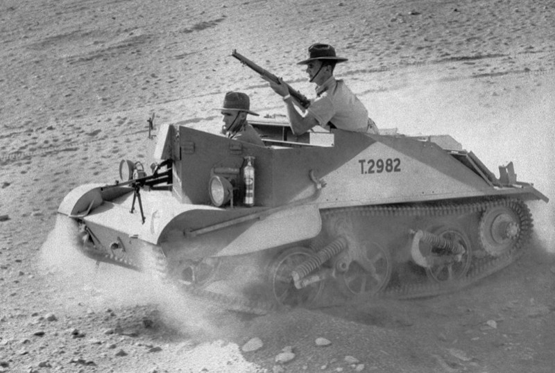 26. Бойцы австралийских конных войск перемещаются на бронетранспортёре "Брен Кэрриер". Африка, 7 января 1941 года