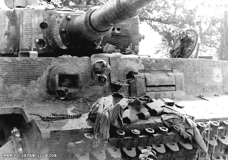 57. Тяжёлый немецкий танк "Тигр" с несколькими прямыми попаданиями по лобовой броне без единого пробития
