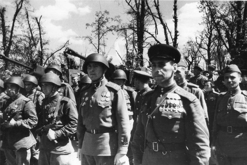 62. Красноармейцы в форме с погонами образца 1943 года на церемонии отправки Знамени Победы в Москву. Май 1943 года