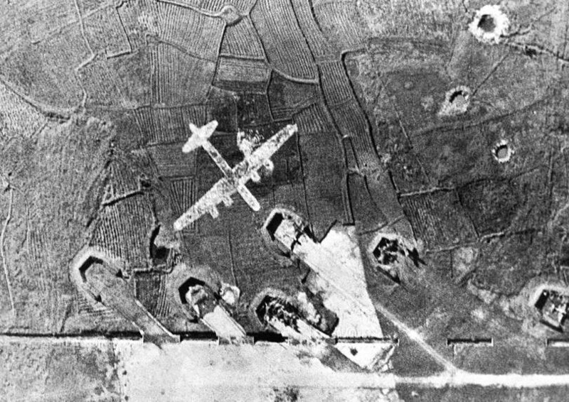 74. Нарисованный японцами B-29 около аэродрома в Китае. Март 1945 года