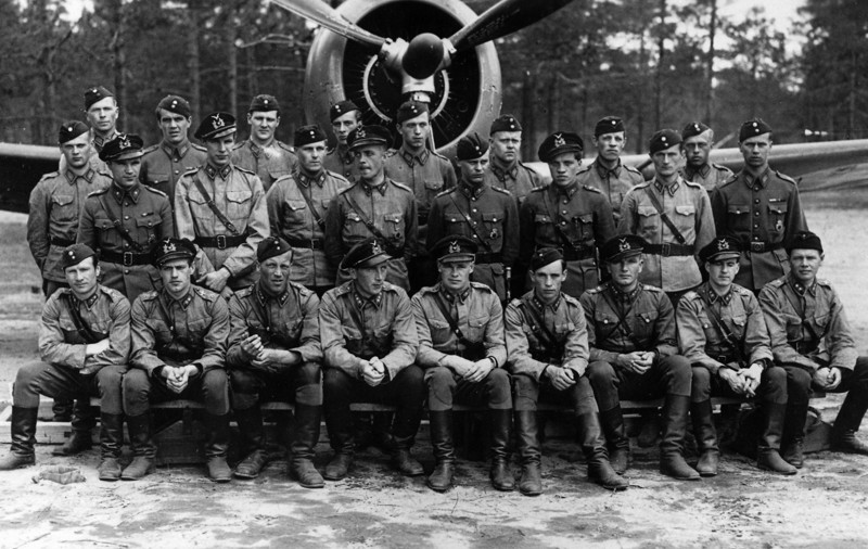 80. Групповая фотография лётчиков 32-й финской эскадрильи. Аэродром Нурмойла, лето 1942 года