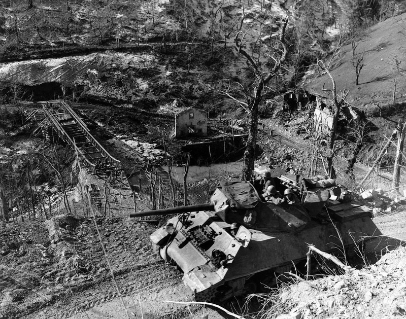 93. M10 из состава 701-го танкового истребительного батальона двигается по горной дороге в поддержку 10-й горной дивизии, которая продвигается к северу от Poretta к долине реки По. Италия