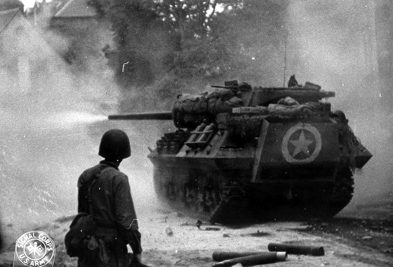 96. Истребитель танков М10 ведёт бой под Сент-Ло. 1944 год