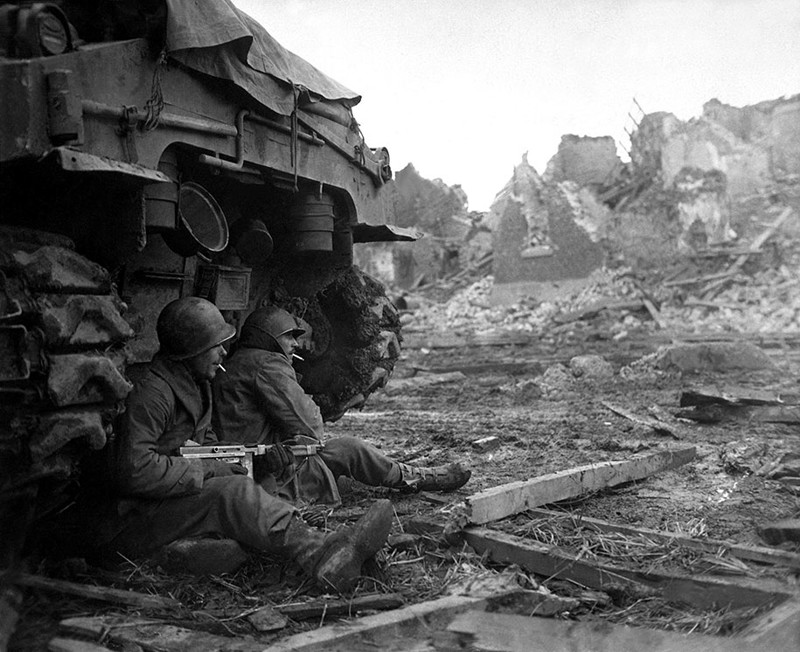102. Американские солдаты 3-й роты 36-го пехотного полка 3-й пехотной дивизии в укрытии за танком M4 "Шерман". Гайх, Германия, 11 декабря 1944 года