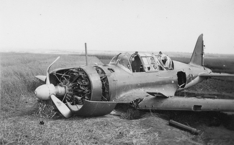109. Повреждённый советский лёгкий бомбардировщик Су-2, совершивший вынужденную посадку в поле