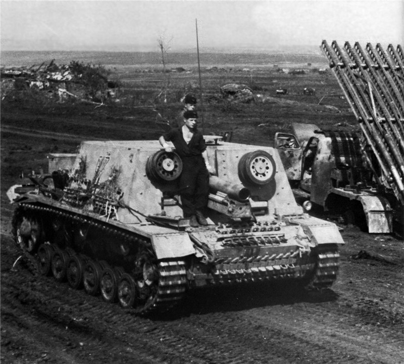 115. Немецкое штурмовое пехотное орудие StuG.33B проезжает мимо уничтоженной "Катюши"