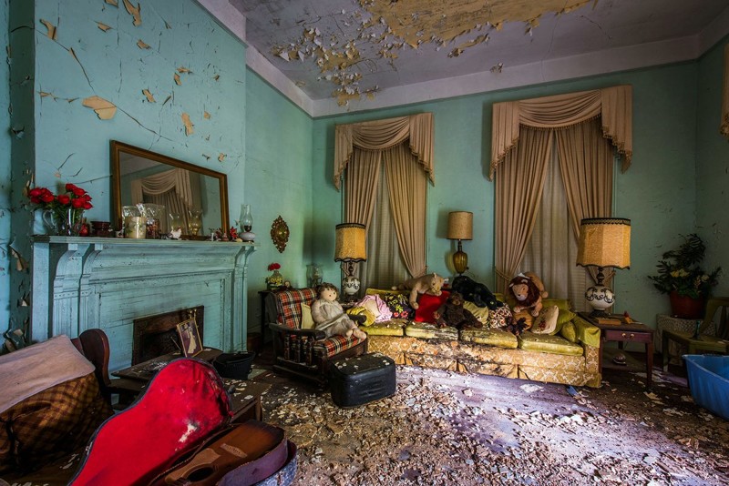 Гостиная в стиле арт-деко: золотые шторы 1950-х, три лампы и интересный диван. 