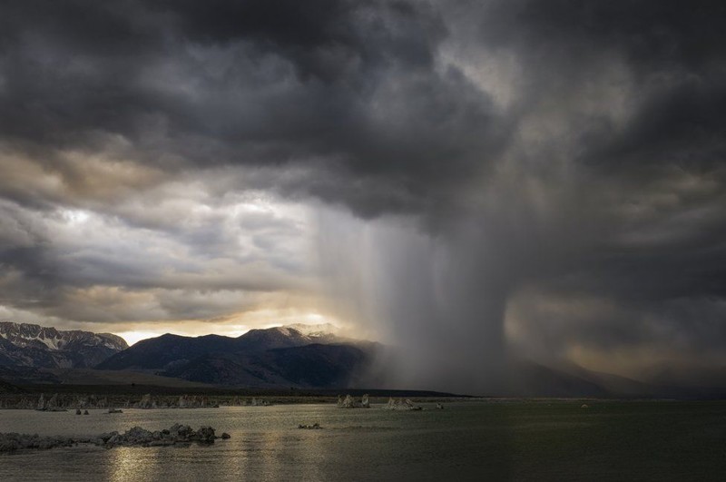 Вечерний шторм над озером Моно (Калифорния)
