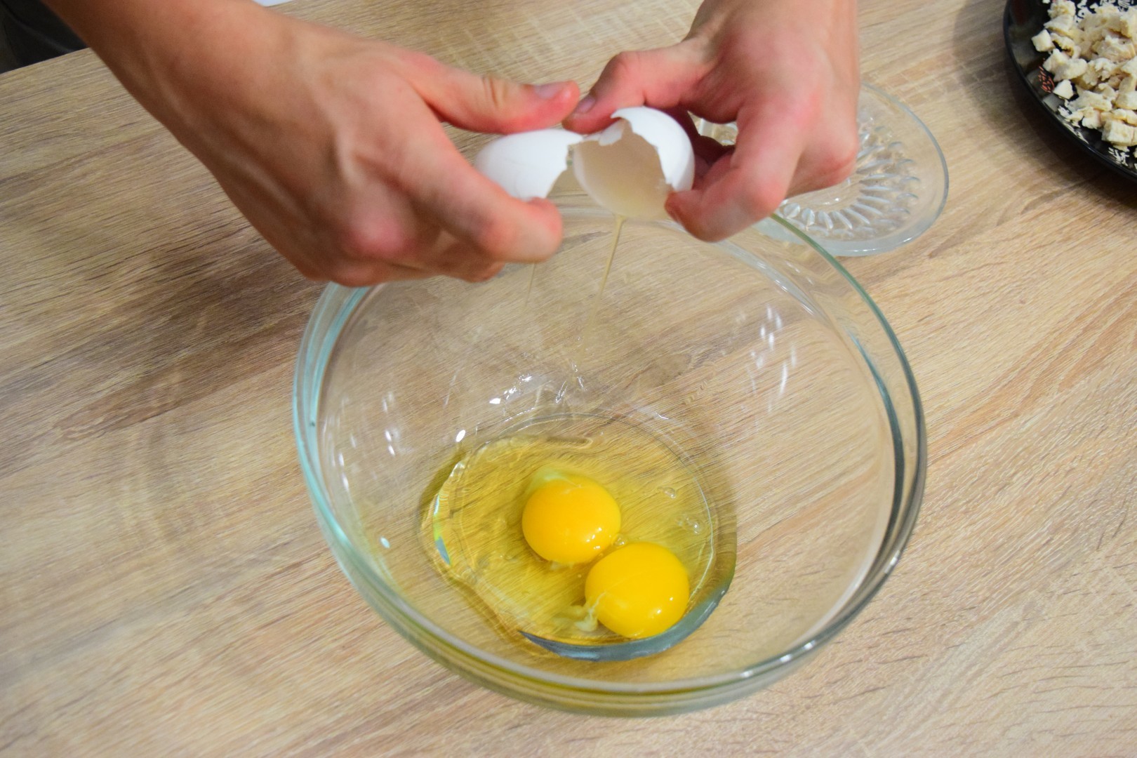 Разбей яйцо 2. Разбить яйца в миску. Разбейте яйца в миску. Яйца разбитые в миске. Разбитые 2 яйца.