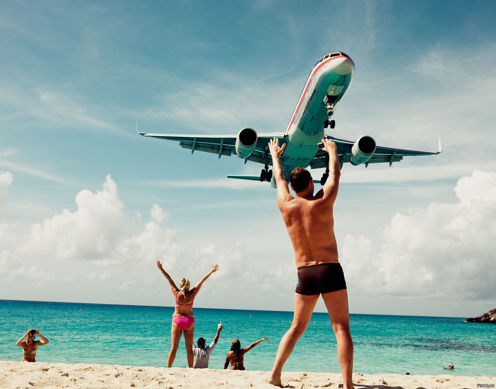 Необычные прикольные картинки. Самолет над головой. Удачный Кадр на пляже. Отпуск самолет. Смешное путешествие.