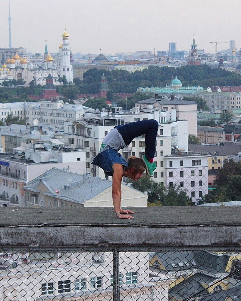 Русская девушка делает очень рискованные снимки на высоте в разных уголках мира