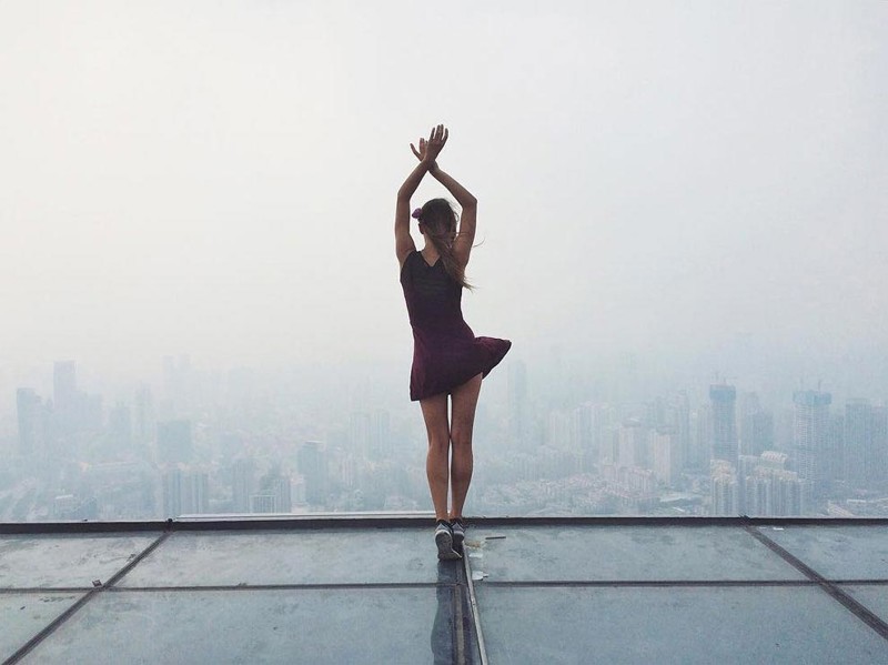 Русская девушка делает очень рискованные снимки на высоте в разных уголках мира