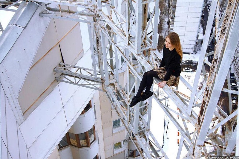 Русская девушка делает очень рискованные снимки на высоте в разных уголках мира