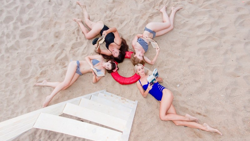 Юные крымчанки оголились на пляже ради популяризации чтения