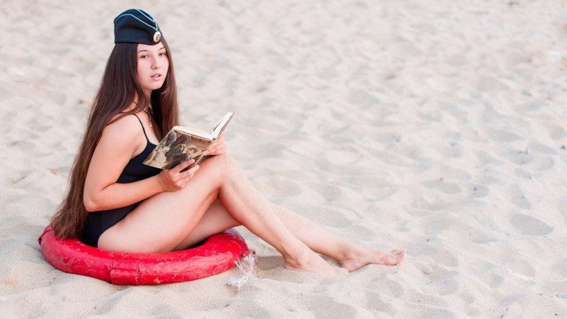 Юные крымчанки оголились на пляже ради популяризации чтения
