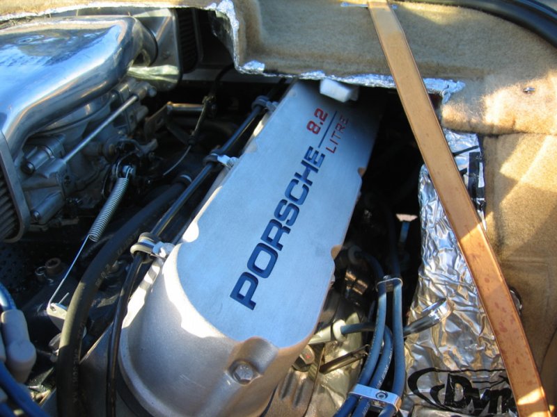 Особая гордость: заказные клапанные крышки с провокационными надписями “Porsche 8.2 Litre”. Замер двигателя на стенде показал результат 517 л.с.