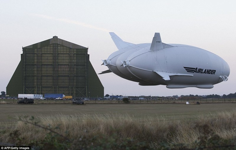 Летающий зад: в Великобритании запустили крупнейший в мире летательный аппарат