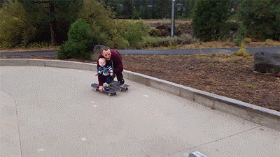 Папа и сын на скейте