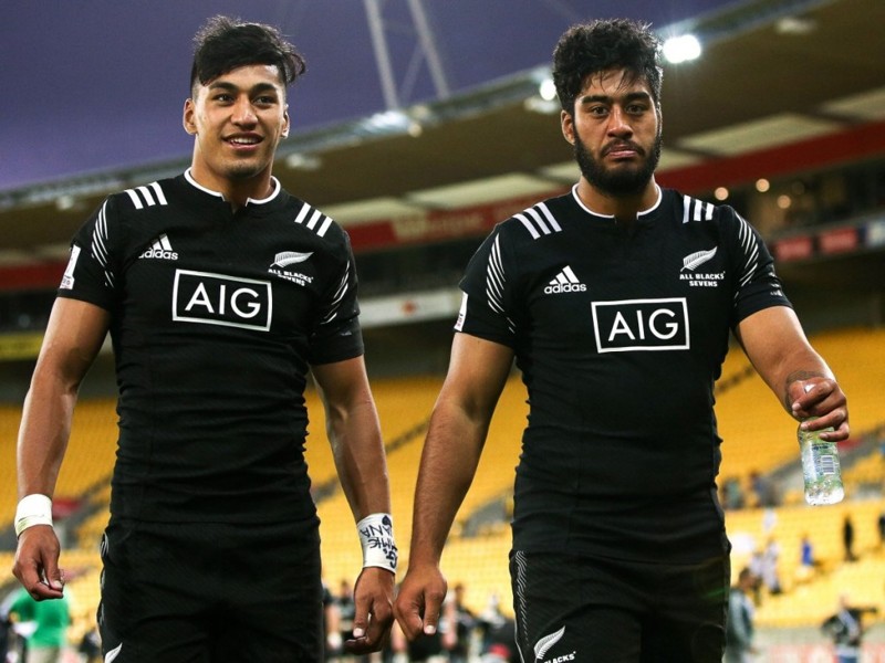 9. Братья Риеко Иоане (слева) и Акира Иоане играют в регби за Новую Зеландию.