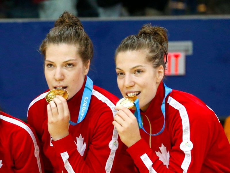 1. Двойняшки Катерина (слева) и Мишель Plouffe из Канады впервые соревнуются на олимпийском уровне.