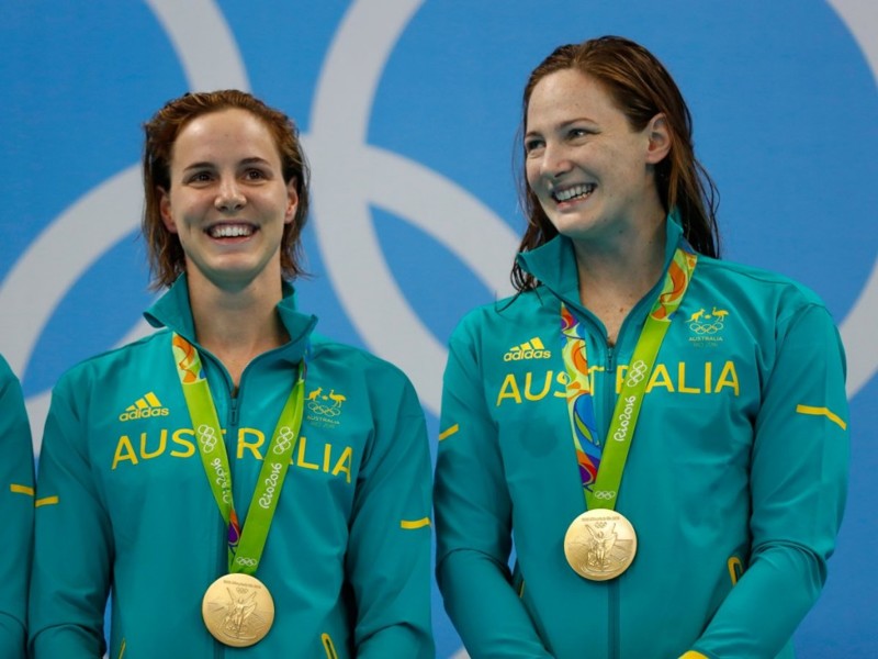 3. Австралийские пловчихи Бронте Кэмпбел (слева) и ее старшая сестра Кейт Кэмпбелл получают золотые медали за эстафету 4х100 м свободным стилем.