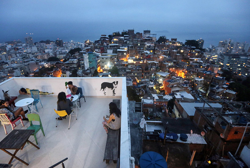 Совсем немного другой, нетрущобной жизни привнесли в фавелы приехавшие на Олимпиаду туристы — отелей, особенно недорогих, в приличных районах Рио не хватает, поэтому непритязательные гости стали селиться в трущобах.