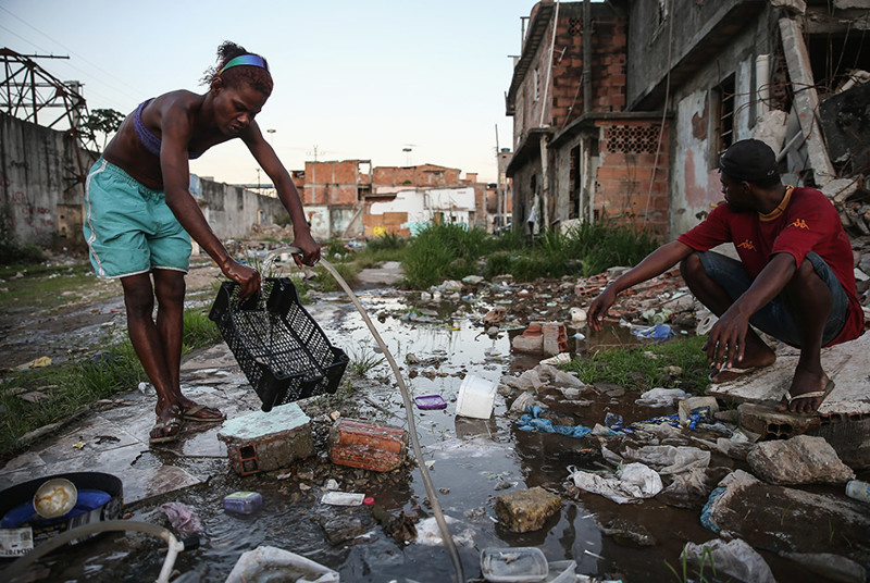 Расположенные в трущобах дома чаще всего не имеют водоснабжения. Люди моют посуду на улицах, просто поливая ее из лежащих на земле шлангов.