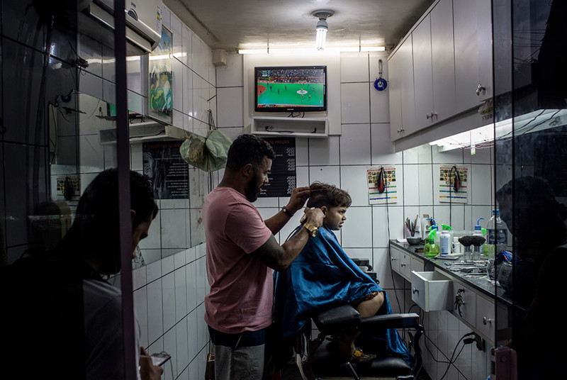 Большинство жителей фавел видят олимпийские события только по телевизору. Тем не менее, они болеют за спортсменов даже в обычной парикмахерской.