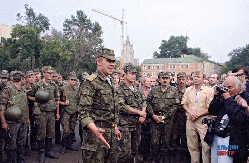 Генерал-майор Александр Лебедь с группой военнослужащих на улицах столицы