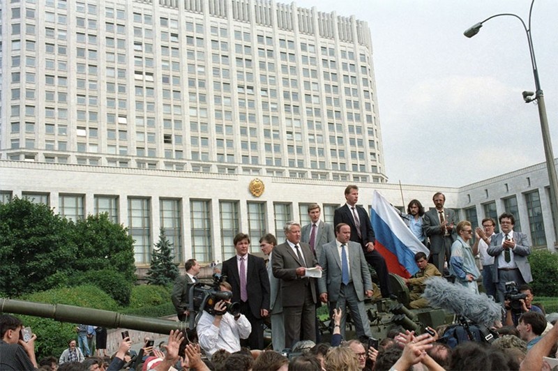Борис Ельцин обращается к народу. 