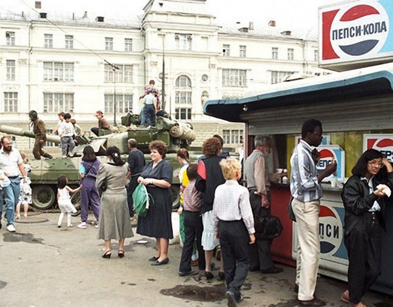 На одной из улиц Москвы во время августовского путча 1991 года