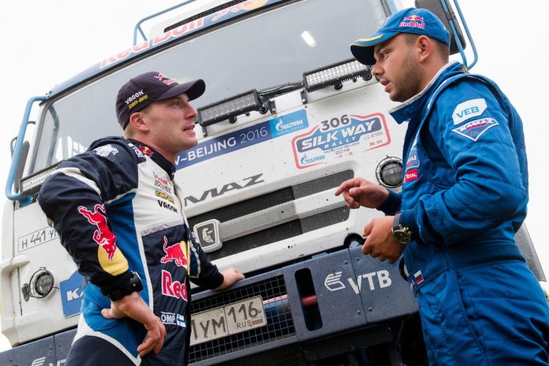 За баранкой гоночного грузовика находился Айрат Мардеев из команды «КамАЗ-Мастер», а болидом управлял пилот Volkswagen Polo R WRC - Яри-Матти Латвала.