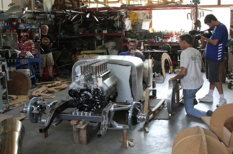 Американец построил алюминиевый спидстер, в который установил 10-литровый двигатель