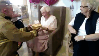 Старушке подарили на день рождения пожарного в наколках