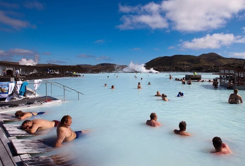 Голубая лагуна в Исландии - уникальный природный бассейн под открытым небом