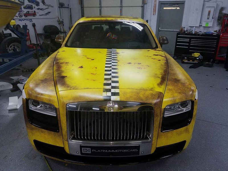 Rolls-Royce Ghost превратили в такси, потрепанное временем