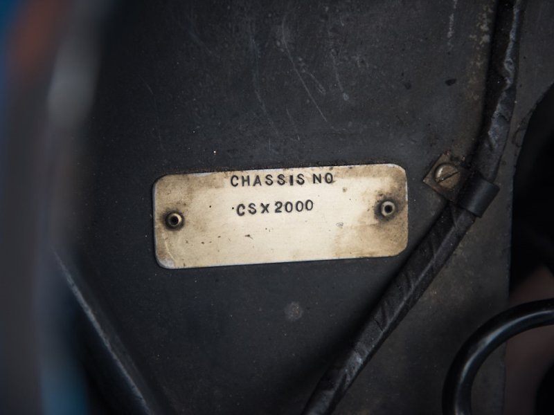 Табличка с номером кузова CSX2000 — позже Shelby начнут использовать гораздо более впечатляющие пластины для нанесения номеров