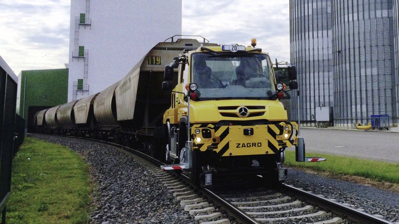Маневровый локомотив Unimog для буксировки вагонов полной массой до 1000 тонн.
